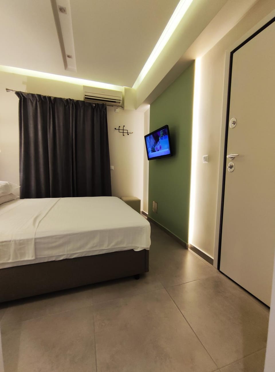 Bed, TV and multimedia, Photo of the whole room, Bedroom