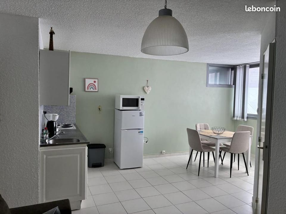 Vagues et Vignes Gruissan Appt T2 bien placé tout équipé WIFI avec parking privé Apartment in Gruissan