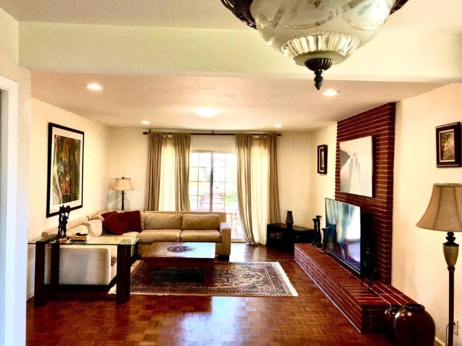 Sunset View Apartment in El Cerrito