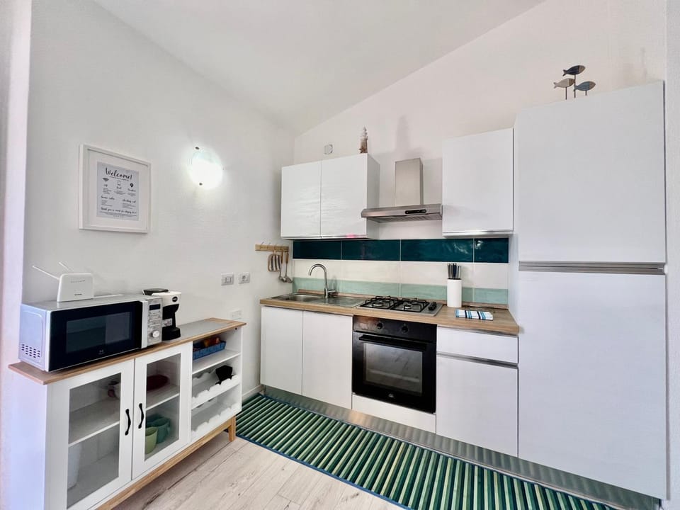 Kitchen or kitchenette, Dining area, oven, stove
