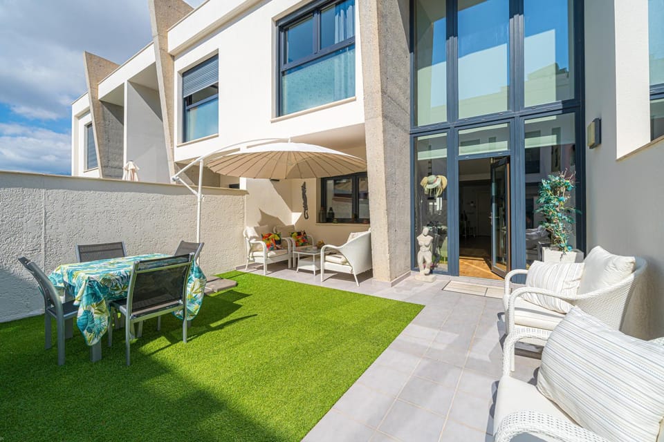 Property building, Balcony/Terrace, Living room
