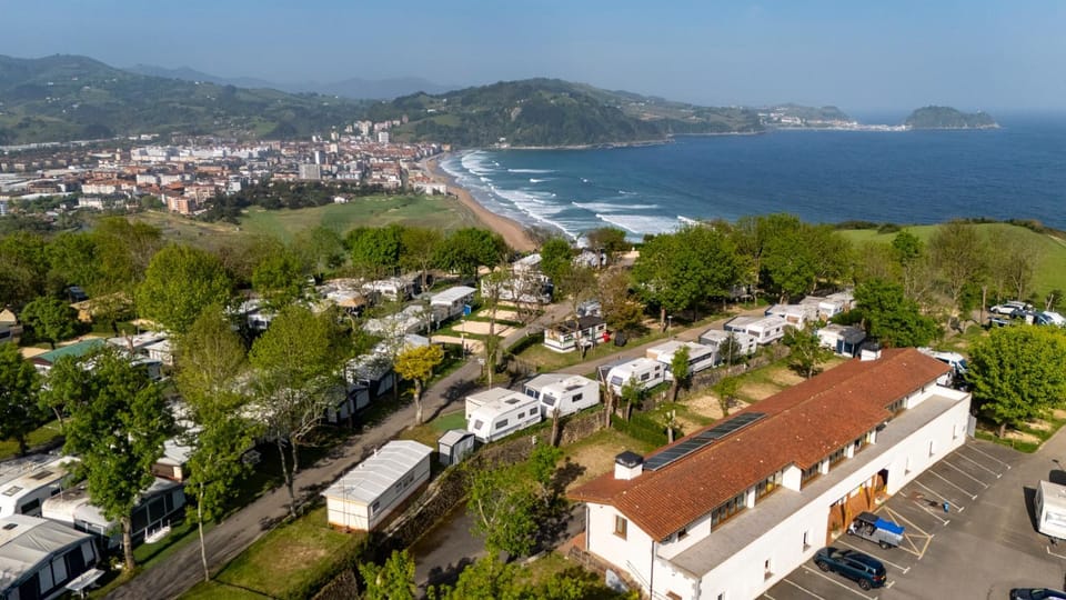 Property building, Natural landscape, Bird's eye view, Mountain view, Sea view, Street view
