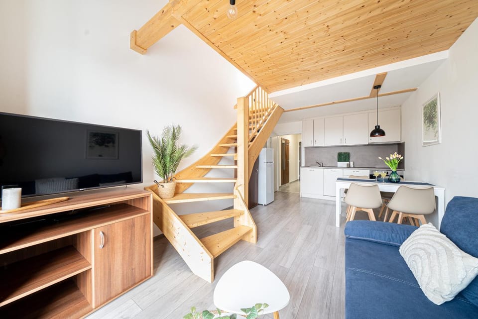 Kitchen or kitchenette, Living room, Seating area, Dining area