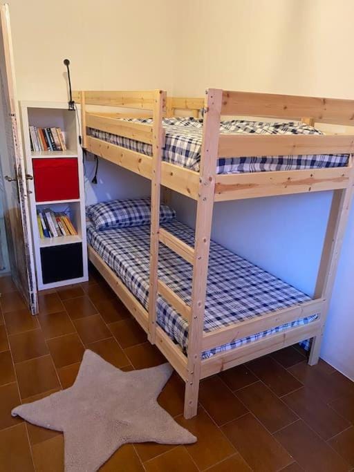 Bedroom, bunk bed