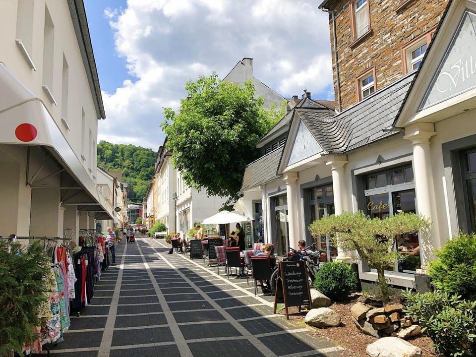 Restaurant/places to eat, City view, Street view