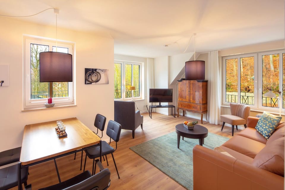 TV and multimedia, Living room, Seating area, Dining area