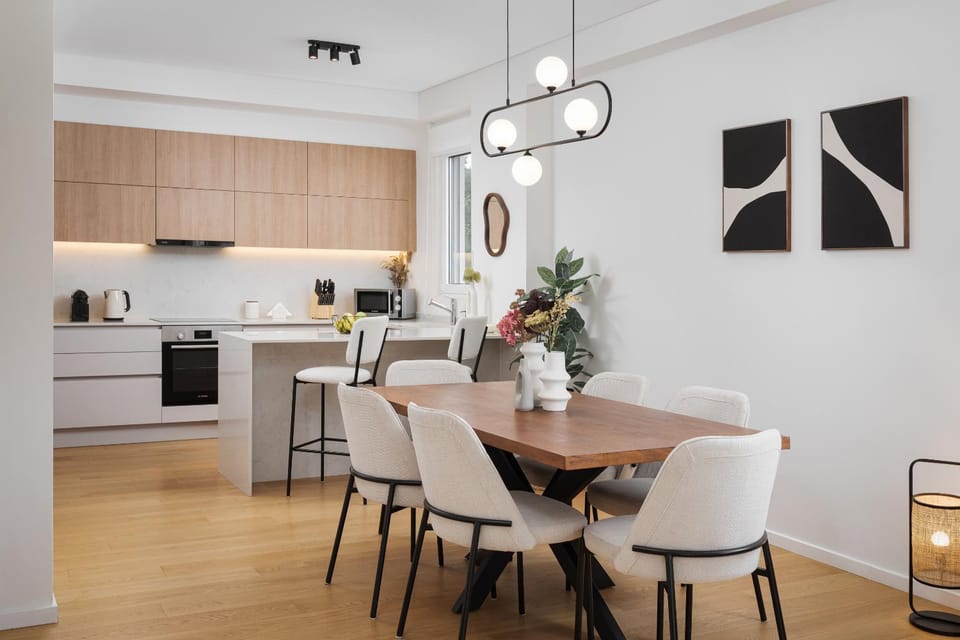 Kitchen or kitchenette, Dining area