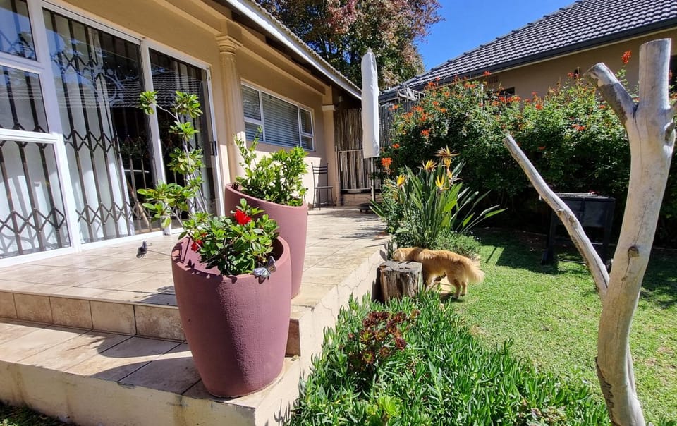 Property building, Balcony/Terrace, Pets, Garden view