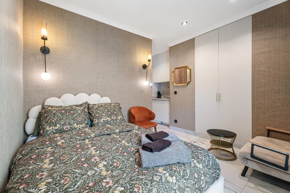 Photo of the whole room, Bedroom