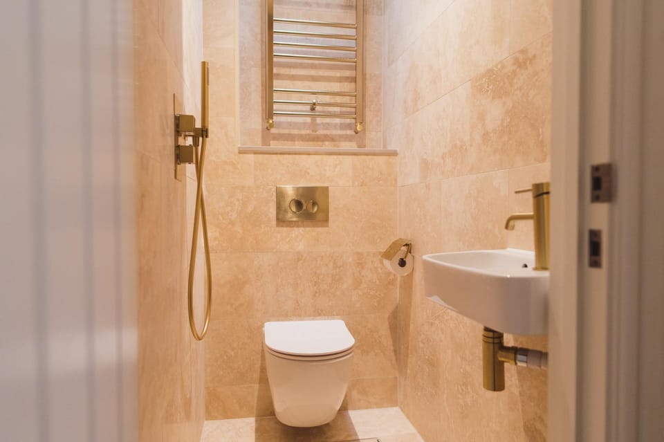 Shower, Toilet