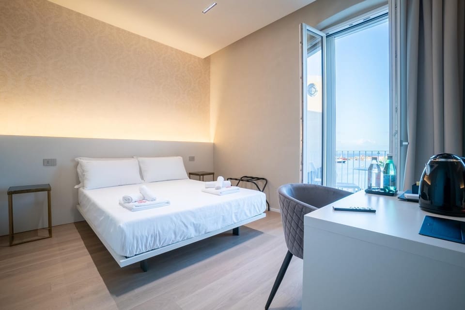 Bed, Photo of the whole room, Bedroom, minibar, towels