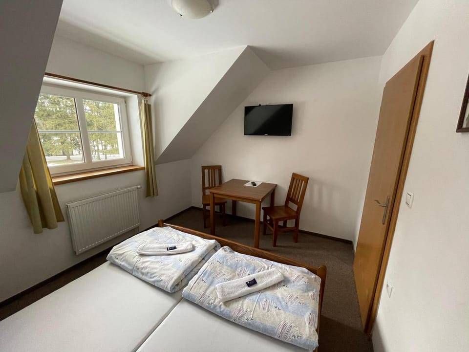 Bed, TV and multimedia, Living room, Photo of the whole room, Evening entertainment, hair dresser, towels