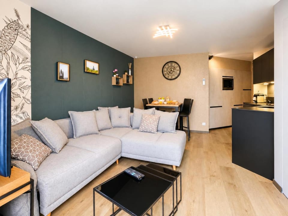 Day, TV and multimedia, Coffee/tea facilities, Kitchen or kitchenette, Living room, Seating area, Dining area, internet, stove, air conditioner