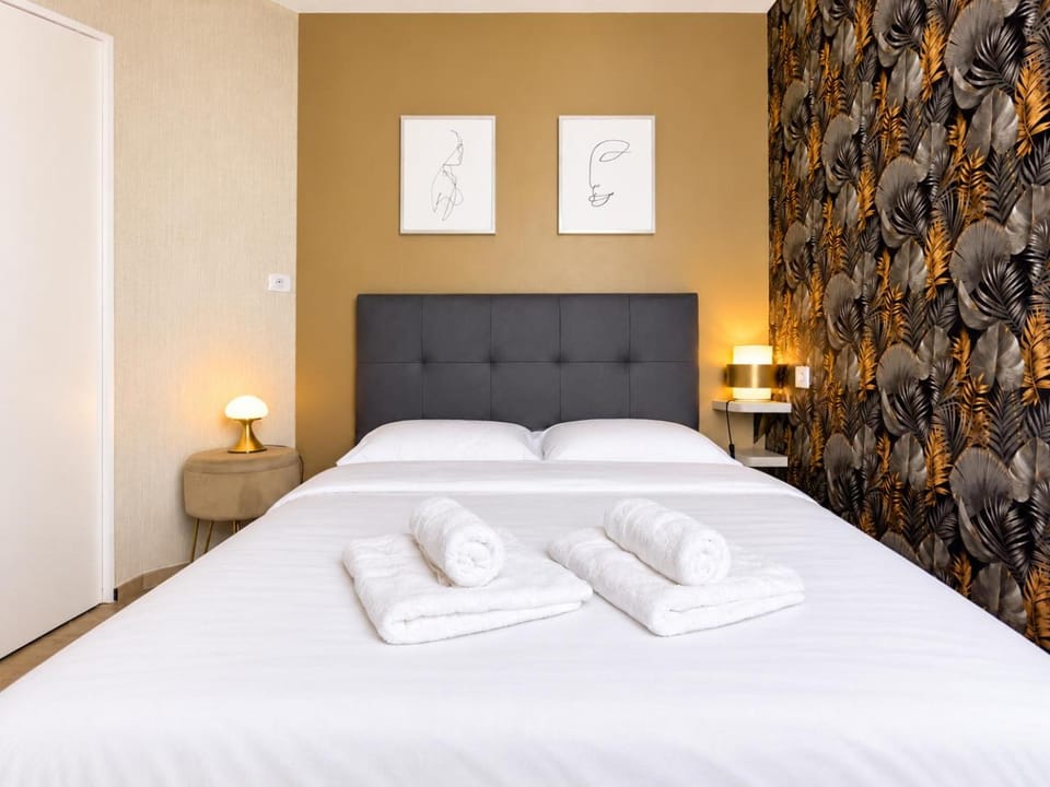 Bed, Night, Photo of the whole room, Bedroom, heating, internet, towels