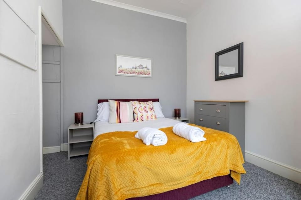 Large 4 Bedroom House Sleeps 9 With WiFi Apartment in England