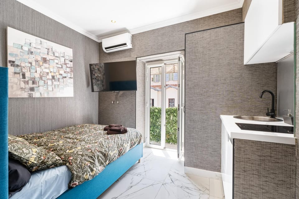 Photo of the whole room, Bedroom
