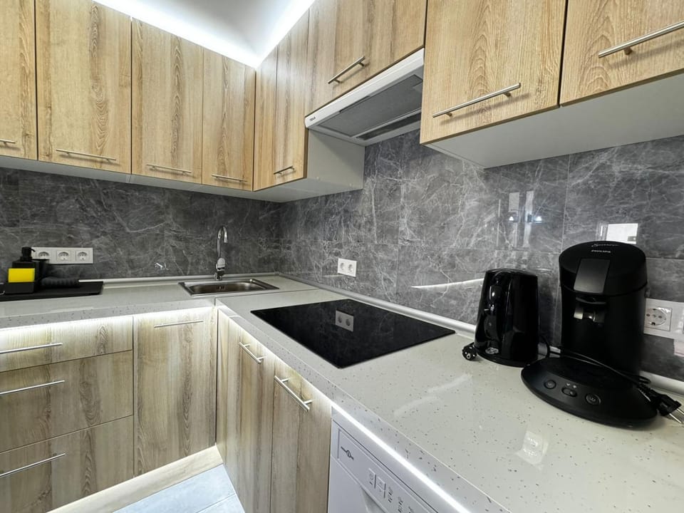 Coffee/tea facilities, Kitchen or kitchenette, dishwasher, stove