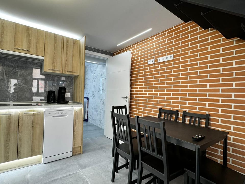 Kitchen or kitchenette, Dining area, dishwasher, stove
