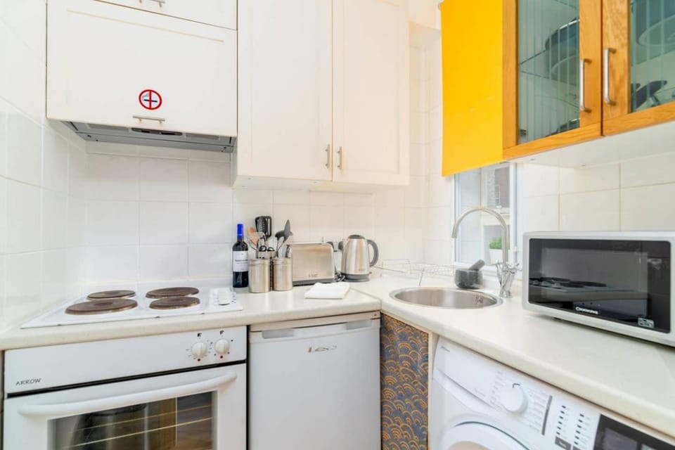 Coffee/tea facilities, Kitchen or kitchenette, oven, stove, toaster