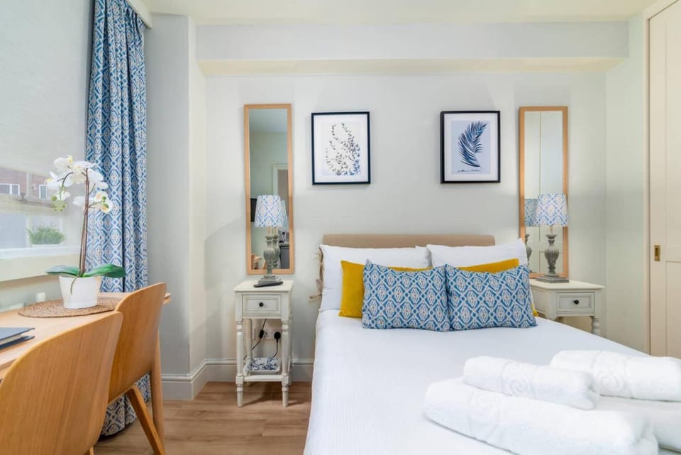 Bed, Living room, Photo of the whole room, Seating area, Bedroom, towels