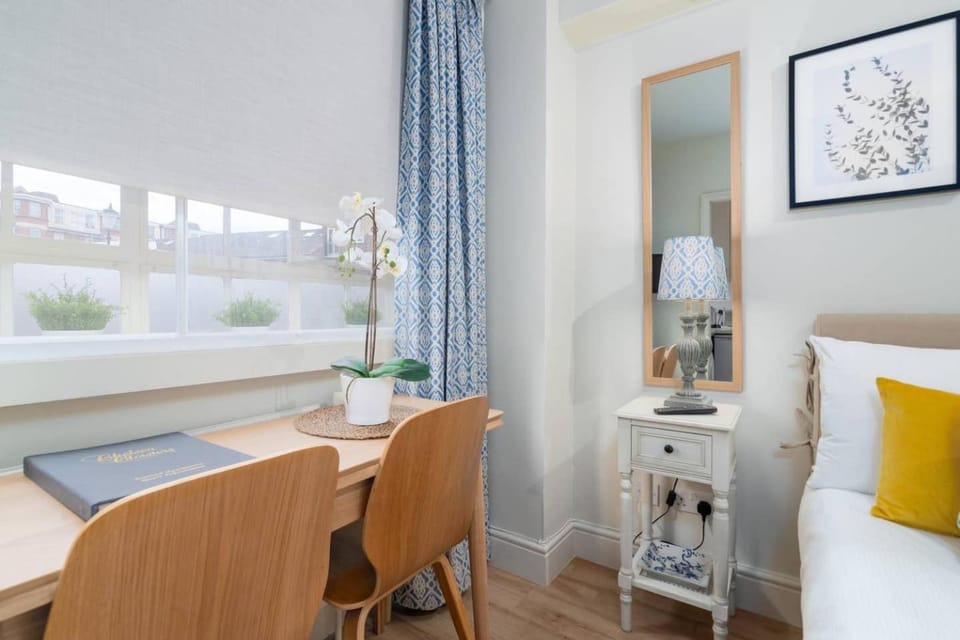 View (from property/room), Living room, Seating area, Dining area, Bedroom