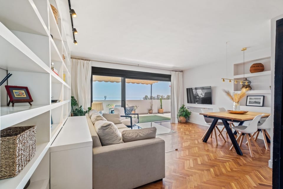 Communal lounge/ TV room, TV and multimedia, Living room, Seating area, Dining area