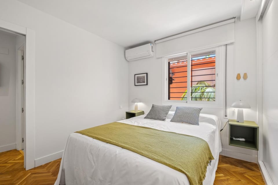 Photo of the whole room, Bedroom