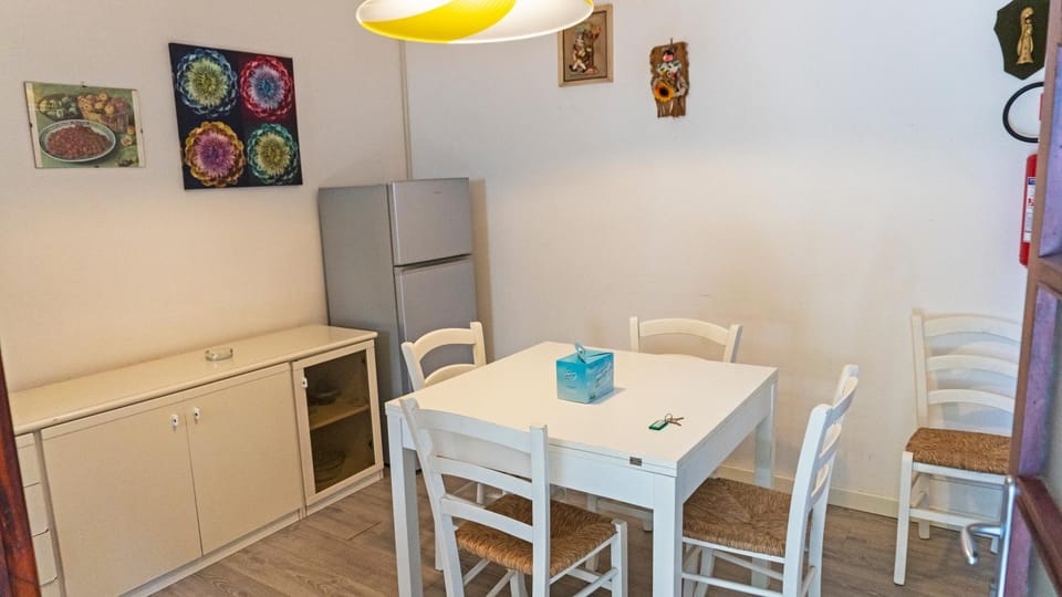 Photo of the whole room, Dining area, Lunch