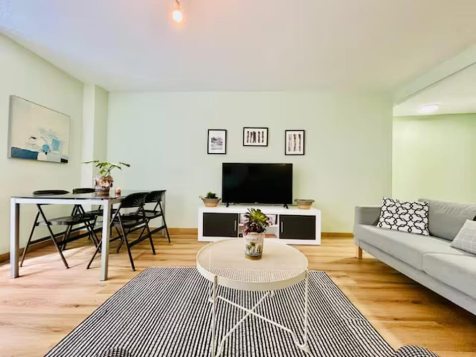 TV and multimedia, Living room, Lounge or bar, Dining area