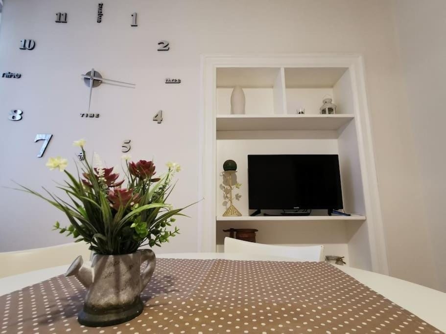 BORGO DE’ CENCI, lovely apartment below the Castel Apartment in Tuscany