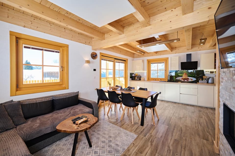 TV and multimedia, Kitchen or kitchenette, Living room, Dining area, pet friendly, stove