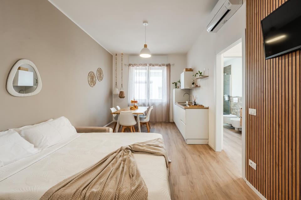 Kitchen or kitchenette, Seating area, air conditioner