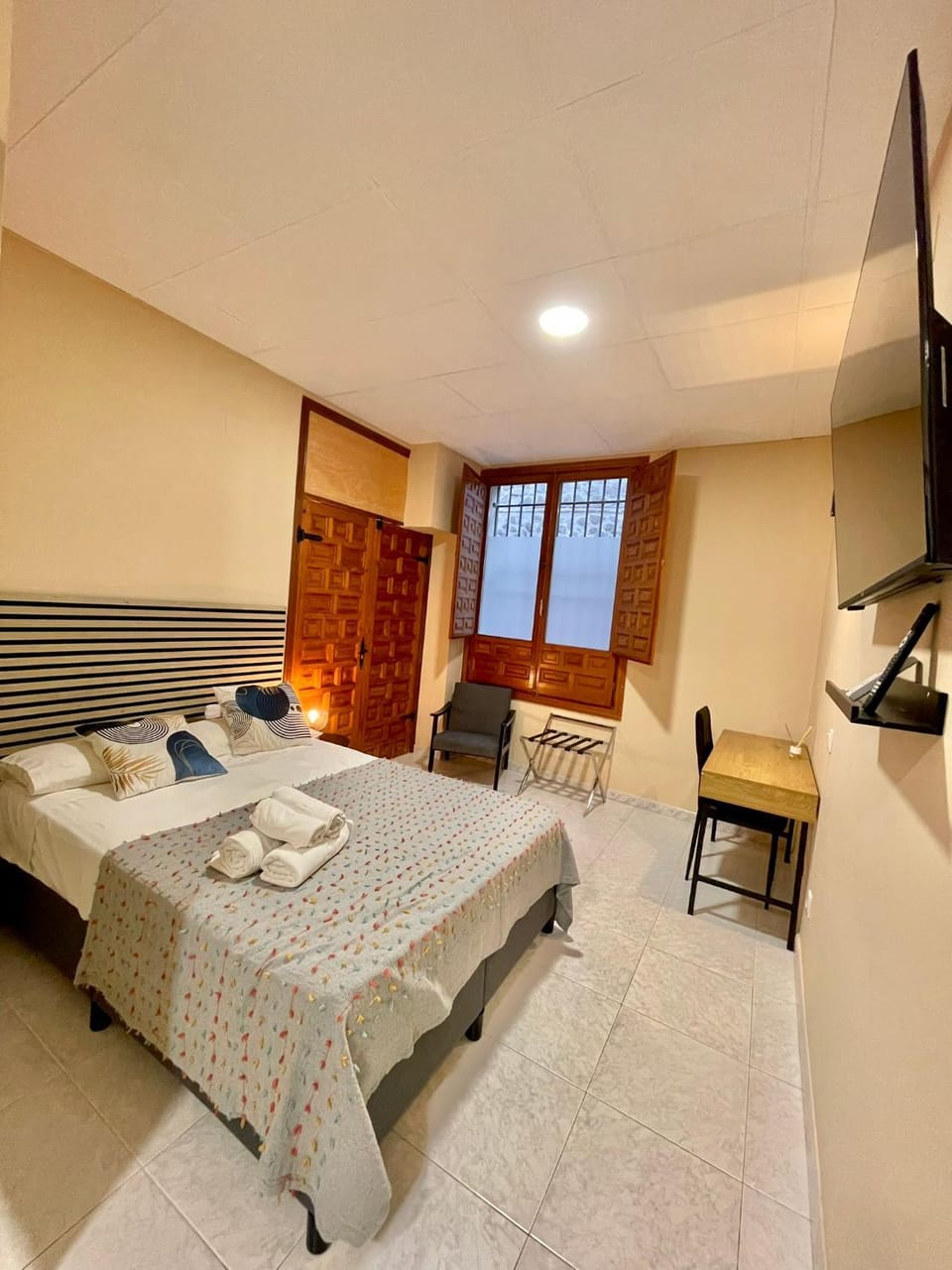 Bed, TV and multimedia, Photo of the whole room, towels