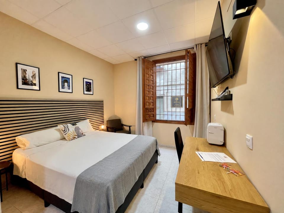 TV and multimedia, Photo of the whole room, Bedroom