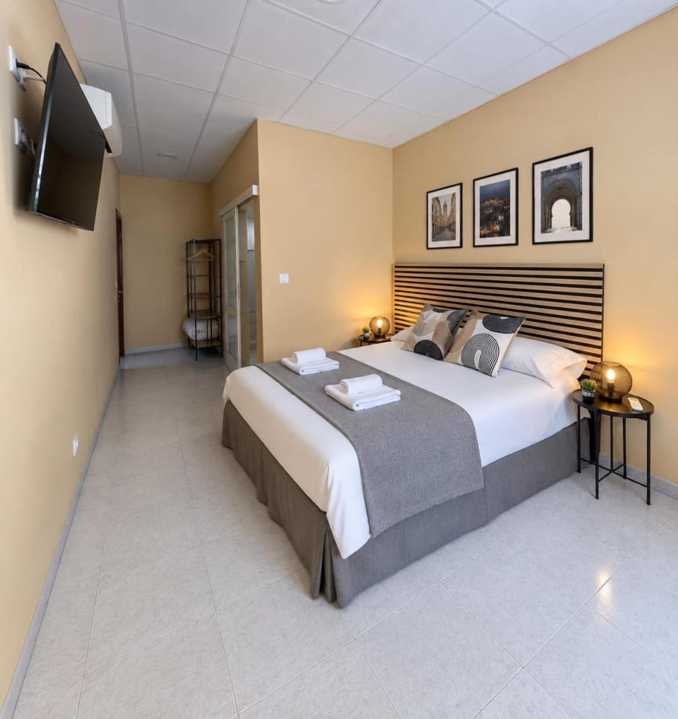 Bed, TV and multimedia, Photo of the whole room, Bedroom