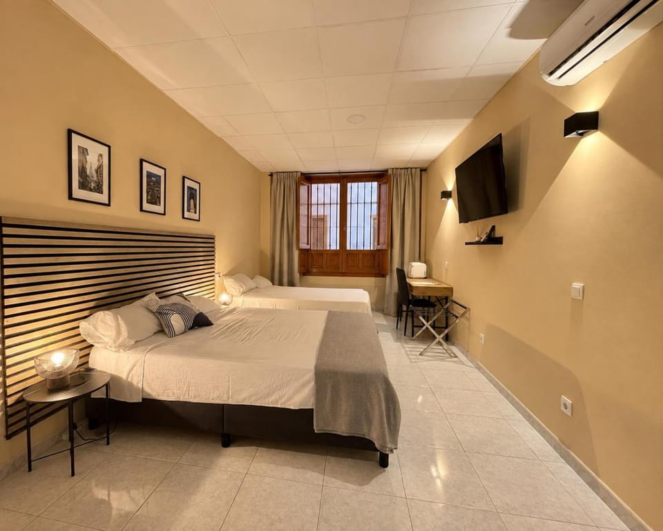 Bed, TV and multimedia, Photo of the whole room, Bedroom