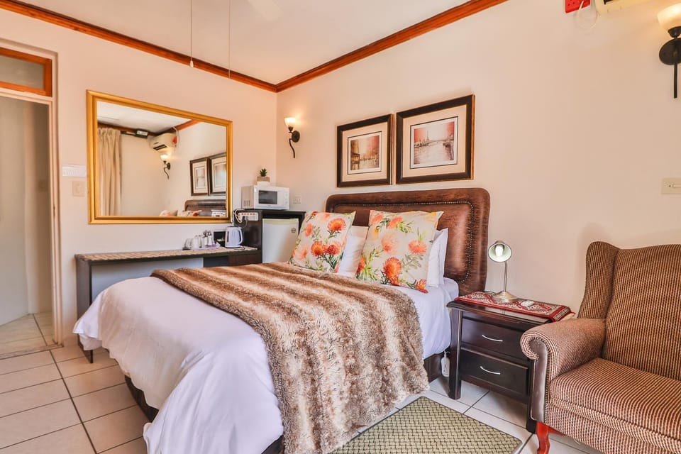 Bed, Photo of the whole room, Bedroom, minibar