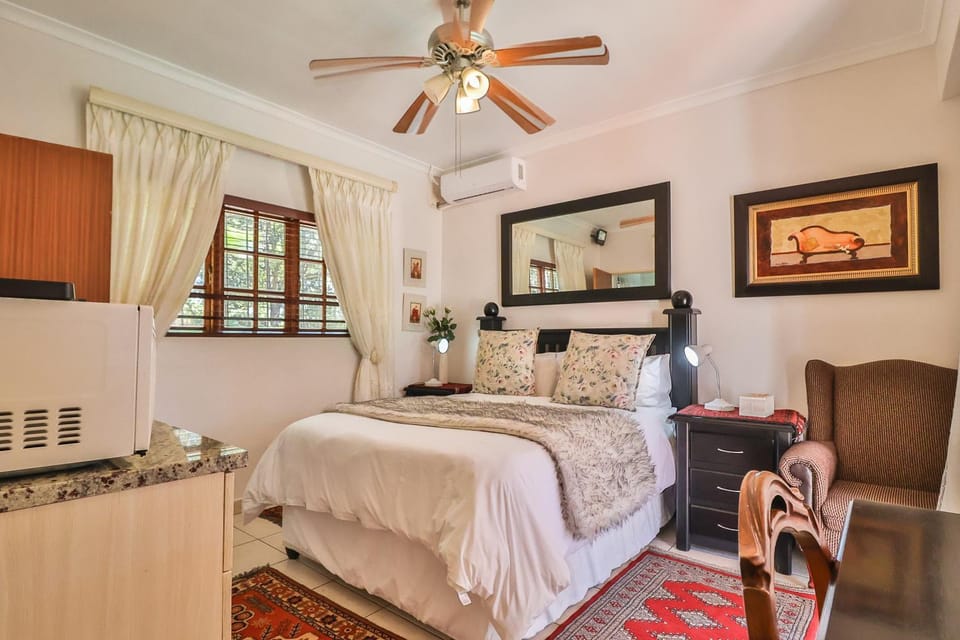 Bed, Photo of the whole room, Bedroom, fireplace