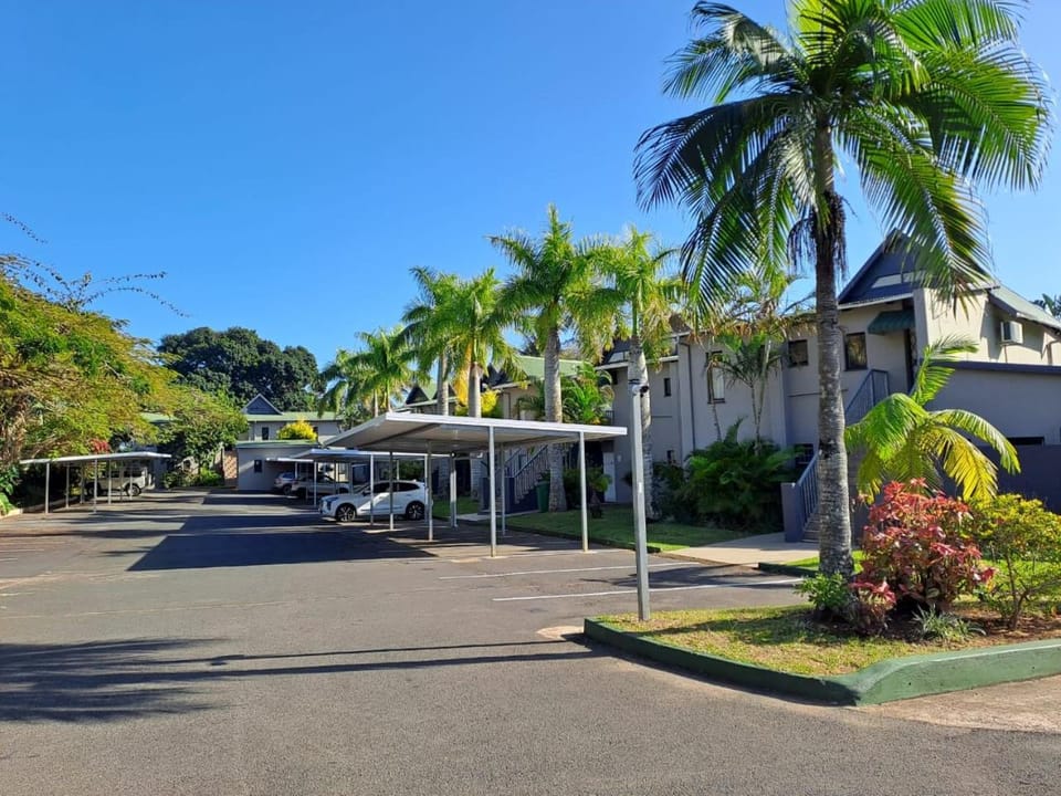 Property building, Day, Parking
