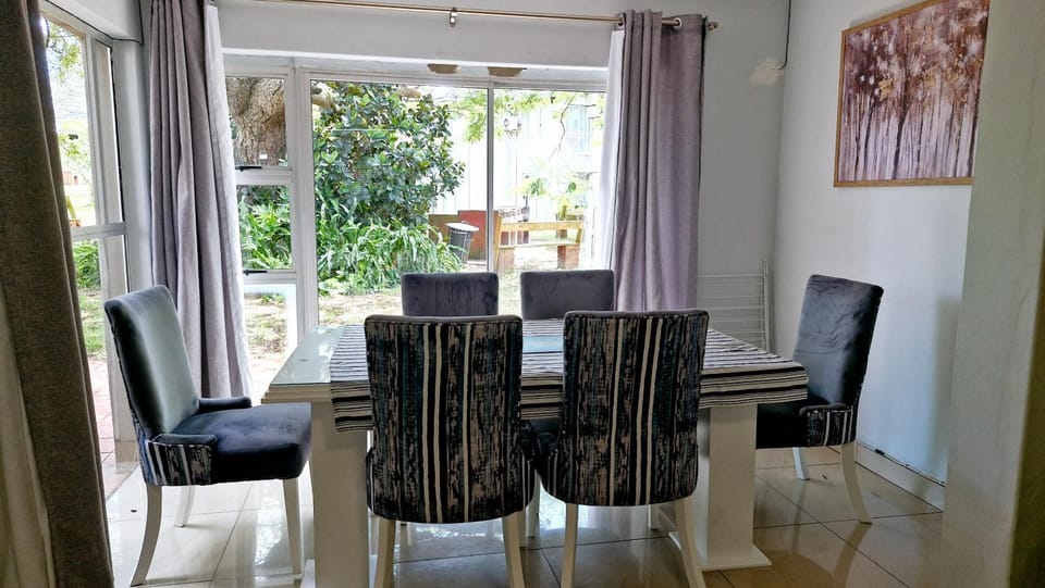Seating area, Dining area