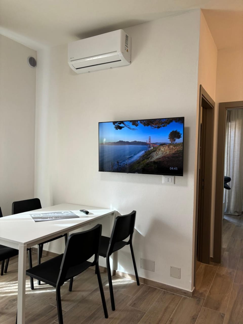 Communal lounge/ TV room, TV and multimedia, Dining area, air conditioner