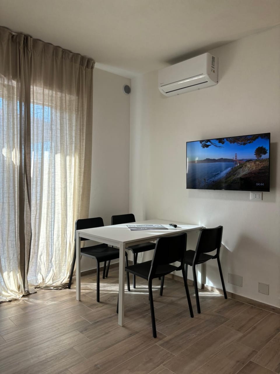 TV and multimedia, Living room, Seating area, Dining area, air conditioner
