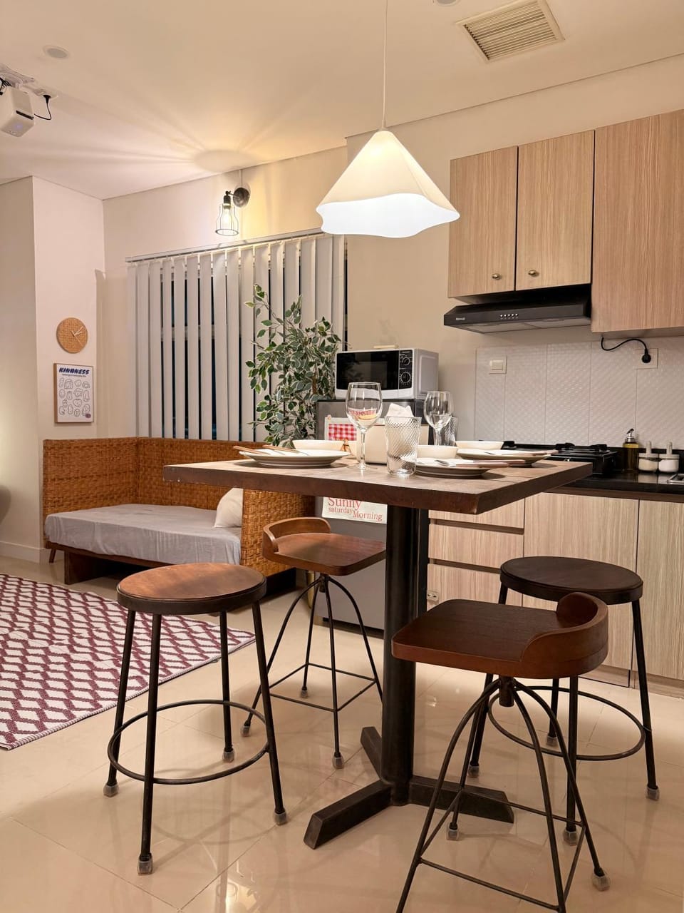 Kitchen or kitchenette, Seating area, Dining area, microwave, stove