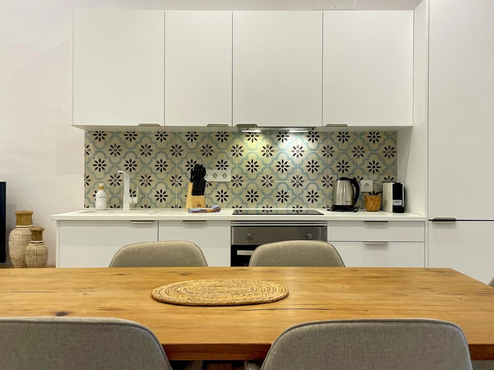 Kitchen or kitchenette, Dining area