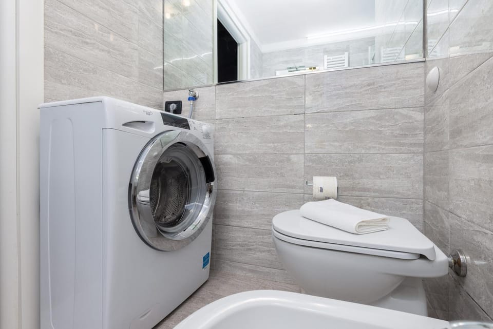 Shower, Toilet, towels, washing machine