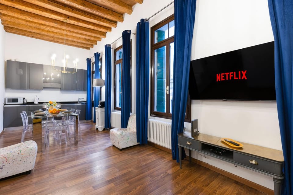 Communal lounge/ TV room, TV and multimedia, Kitchen or kitchenette, Living room, Seating area, Dining area, Evening entertainment, minibar, pet friendly