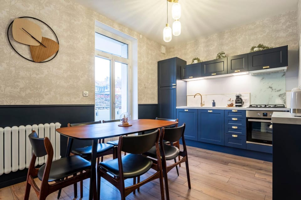 Kitchen or kitchenette, Dining area