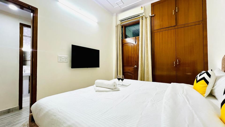 Bedroom, wardrobe