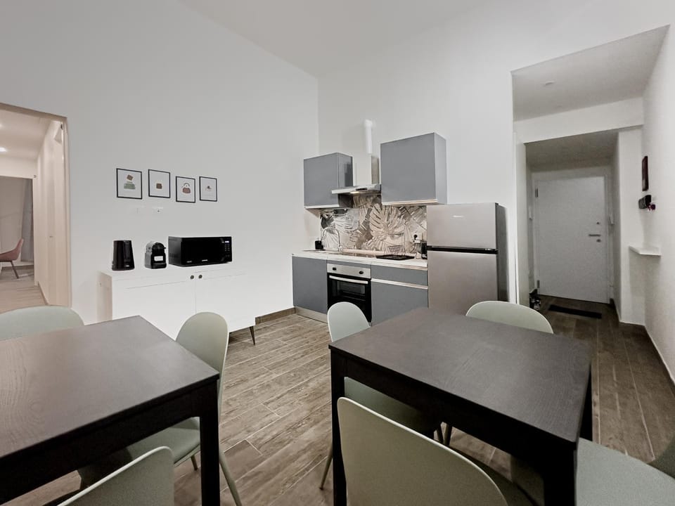 Kitchen or kitchenette, minibar, stove