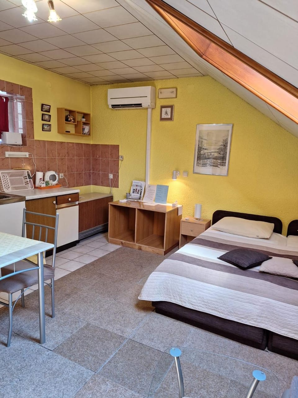 Kitchen or kitchenette, Bedroom